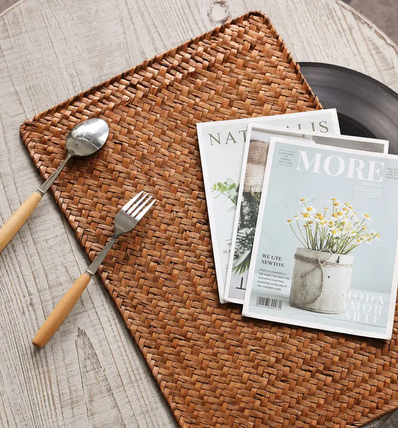 Rectangular woven seagrass placemat for natural table décor