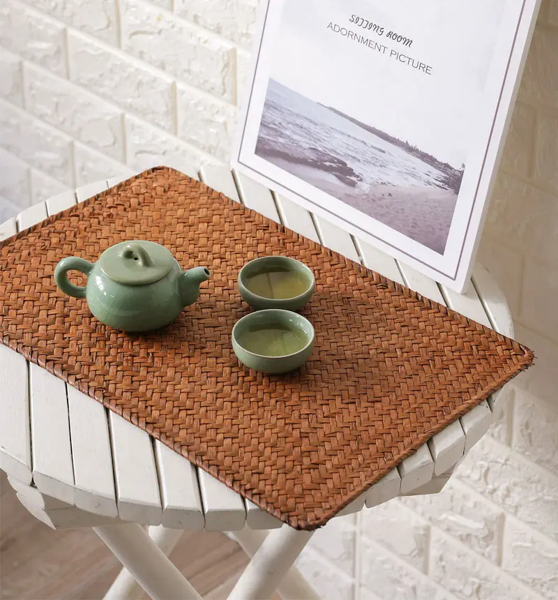 Rectangular woven seagrass placemat for natural table décor